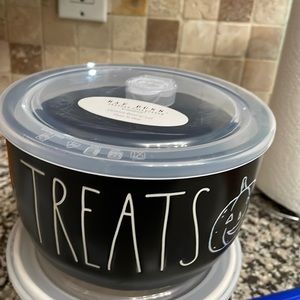 Rae Dunn ceramic bowl with lid